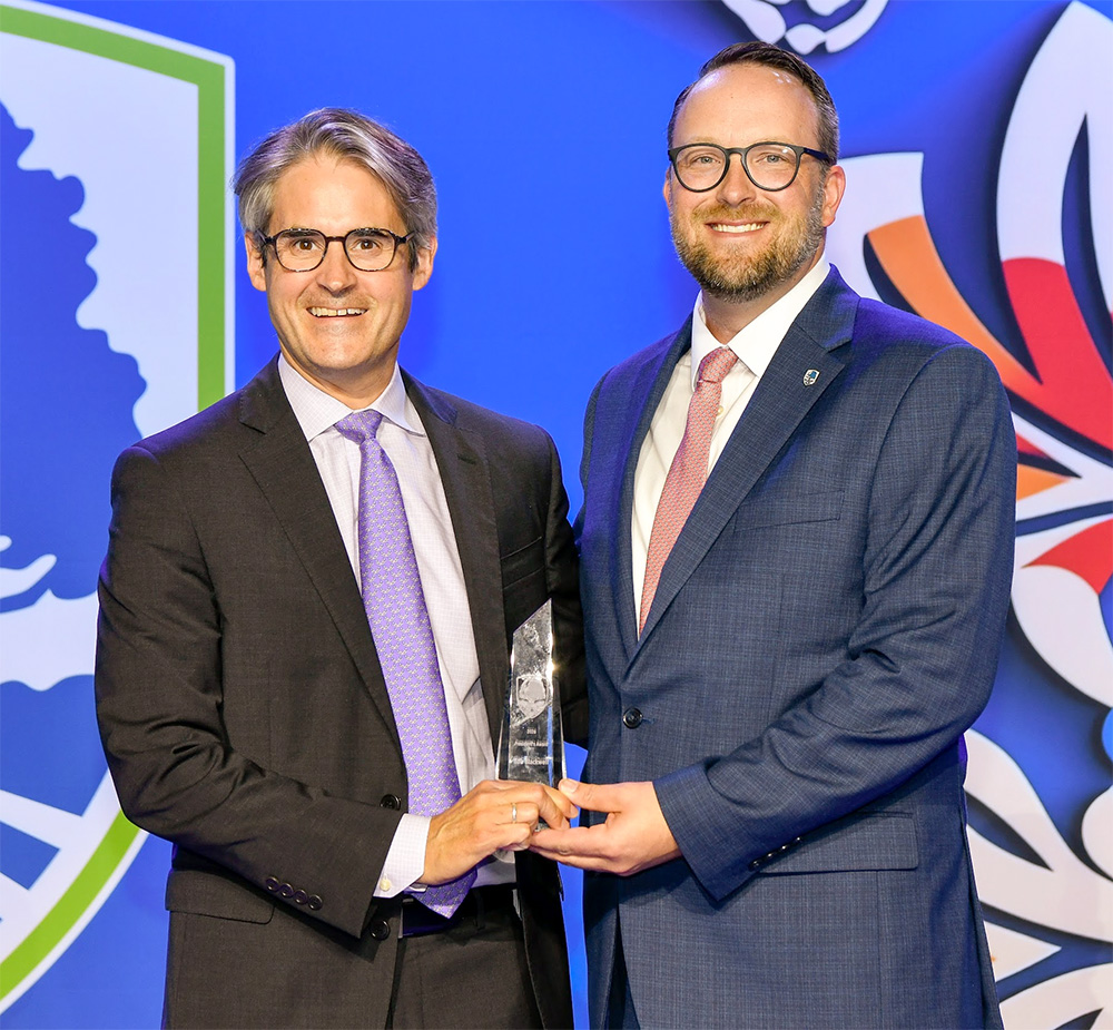 Rob Blackwell receives the IBAT President’s Award from Christopher Williston